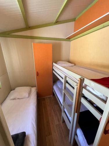 2 bedrooms, 4 beds