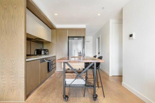 Peaceful 2 bedroom unit with Free parking in 其他地區