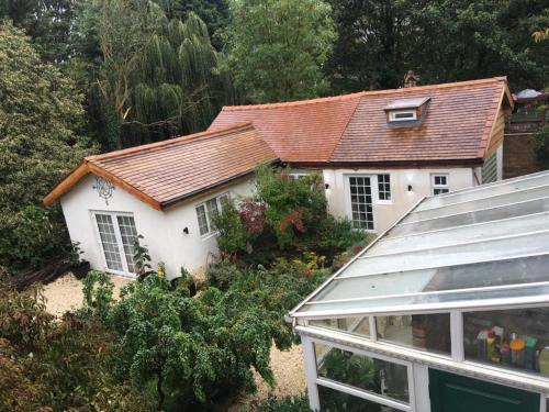 House - Sleeps 2, pet Friendly & Free Parking - Tap to explore photos