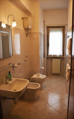Bathroom, Hotel Aquila in Tornimparte