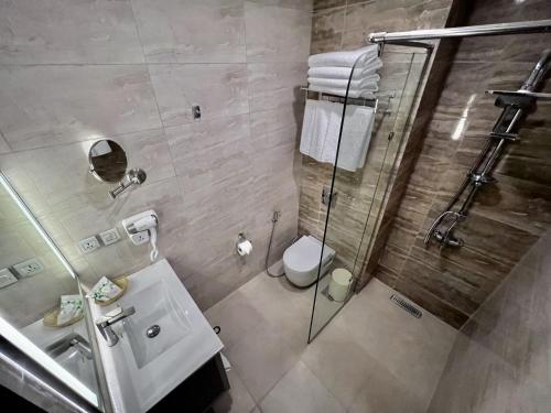 Standard Twin Room image 5