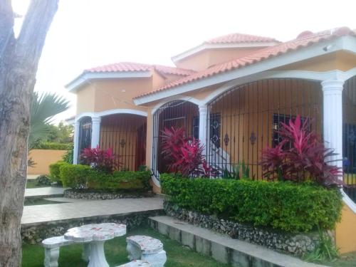 Εξωτερική όψη, 6 bedrooms villa with private pool jacuzzi and enclosed garden at Nagua 1 km away from the beach in Ναγκούα
