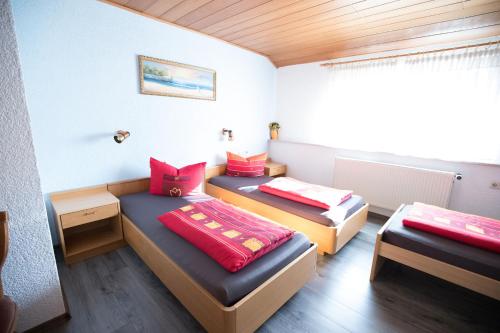 3 twin beds