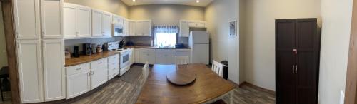 Modern Farmhouse 3 Bed, 2 Bath Apartment, Sleeps 7, Lots of Space, Steps to Downtown, Honeywell & Eagles Theater