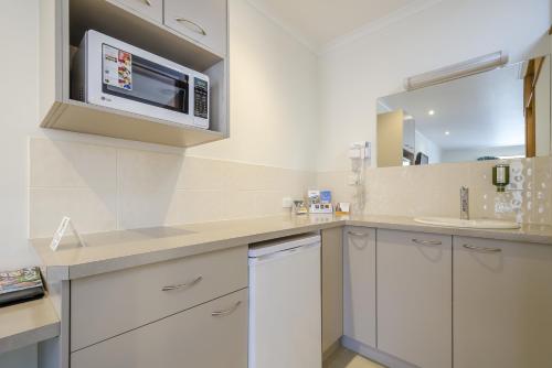 Kitchen, Werribee Motel & Apartments in Werribee