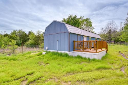 Peaceful Cabin Near Lake Texoma with Fire Pit! in Willow Spring, USA