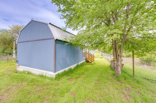 Peaceful Cabin Near Lake Texoma with Fire Pit!