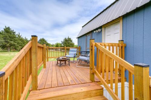 Peaceful Cabin Near Lake Texoma with Fire Pit!