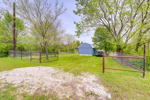 Peaceful Cabin Near Lake Texoma with Fire Pit!