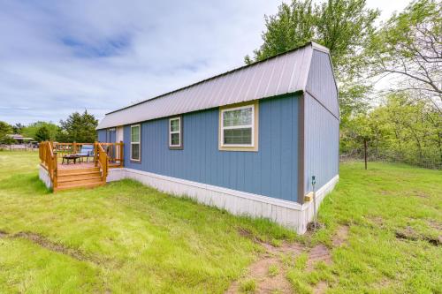 Peaceful Cabin Near Lake Texoma with Fire Pit!