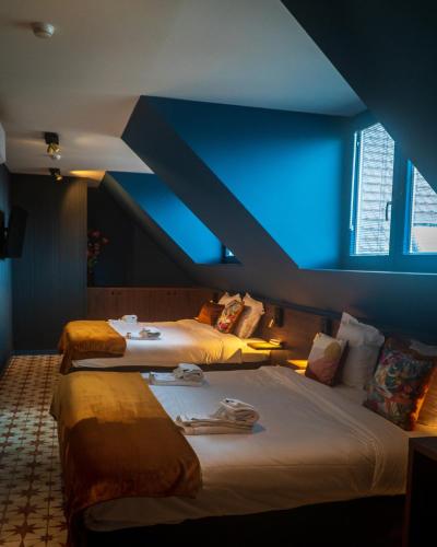 2 queen beds