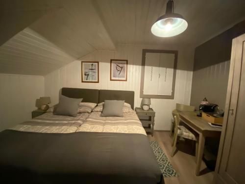 B&B Restaurant Le Pernollet Room Type - Double or Twin Room with Shared Bathroom