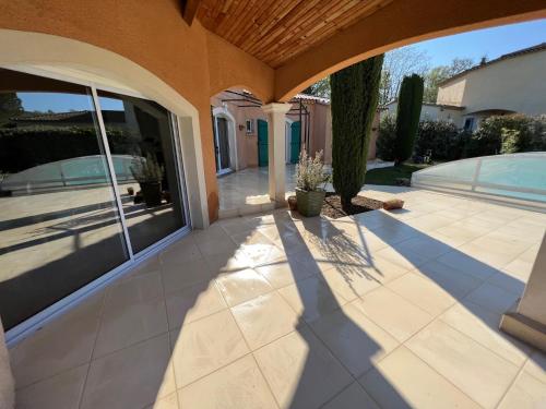 CALME VILLA DANS GOLF - PISCINE PRIVEE SECURISEE