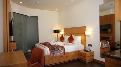Queen Room with Balcony image 5