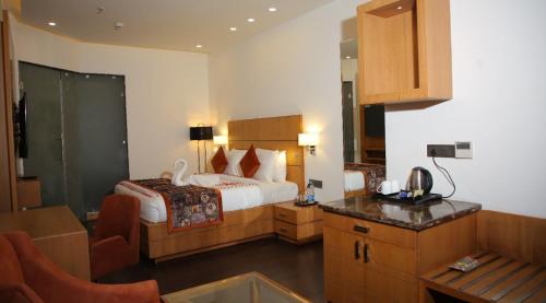 Queen Room with Balcony image 4