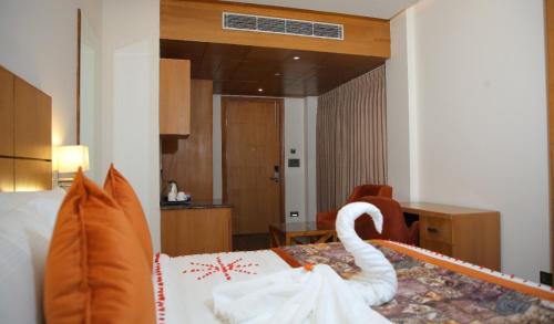 Queen Room with Balcony image 6