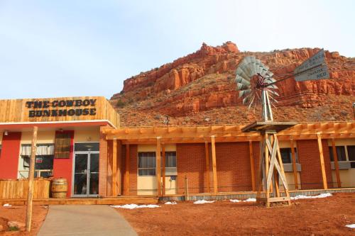 The Cowboy Bunkhouse Hostel - image 11