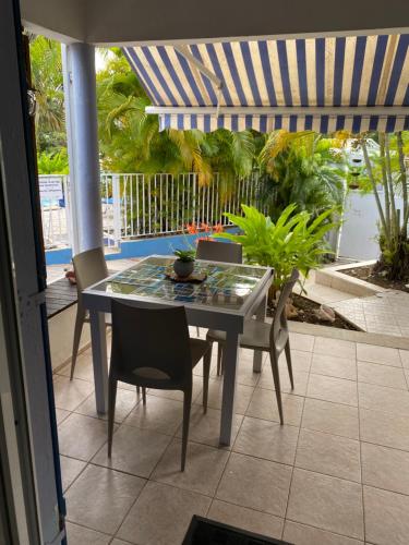 Instalações, La Case de Guy in Mare Gaillard