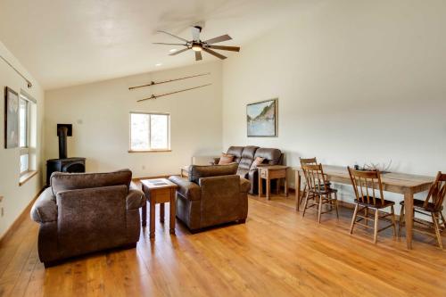 Beautiful Jefferson River Cabin with Mountain Views!