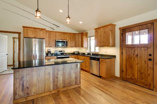 Beautiful Jefferson River Cabin with Mountain Views!