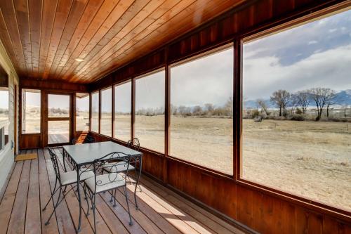 Beautiful Jefferson River Cabin with Mountain Views!