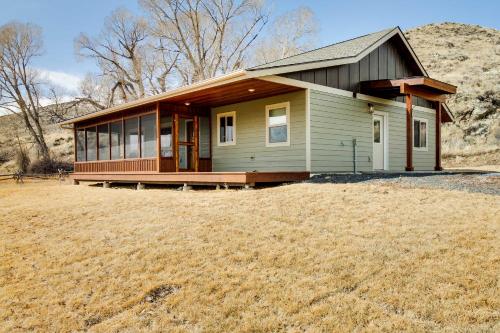 Beautiful Jefferson River Cabin with Mountain Views!