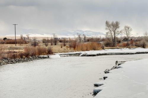 Beautiful Jefferson River Cabin with Mountain Views!