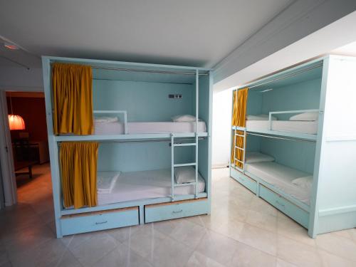 1 bunk bed