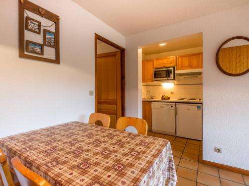 Appartement La Clusaz, 2 pièces, 4 personnes - FR-1-437-31 (Proche village, aux pistes et espace aquatique, 2 pieces + coin nuit, garage, animaux admis - FR-1-4) in ลา คูซา