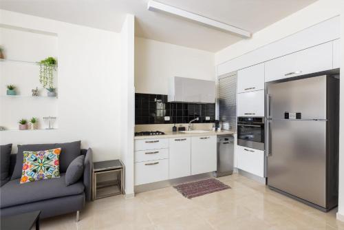 Cosy & Design 2BR near Shuk Hacarmel, Тель-Авив (фото 7)