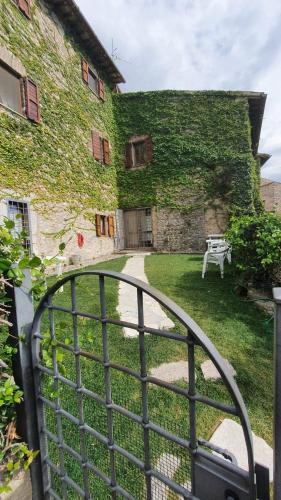 Il borgo di Cornillo in 瓦洛迪內拉