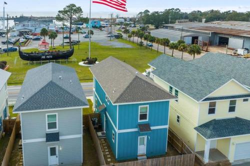 Downtown home + bay views + seafood market