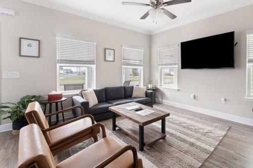 Downtown home + bay views + seafood market thumb 4