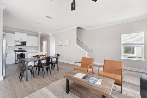 Downtown home + bay views + seafood market detail