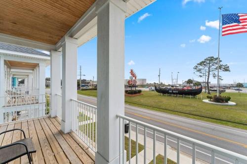 Downtown home + bay views + seafood market