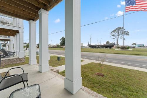 Downtown home + bay views + seafood market