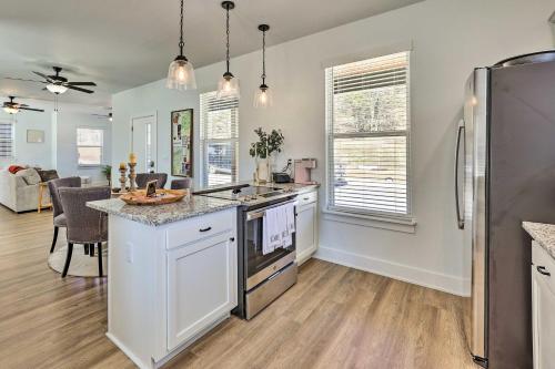 Convenient Fayetteville Home - 3 Mi to Town! Convenient Fayetteville Home - 3 Mi to Town!