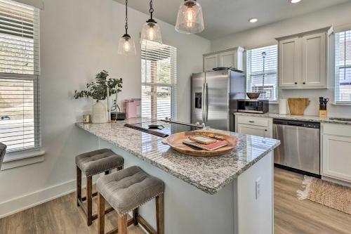 Convenient Fayetteville Home - 3 Mi to Town! Convenient Fayetteville Home - 3 Mi to Town!