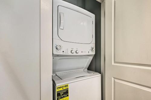 Convenient Fayetteville Home - 3 Mi to Town! Convenient Fayetteville Home - 3 Mi to Town!