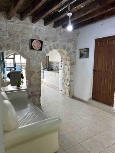 Modern 2-Bed Cave on HaAri
