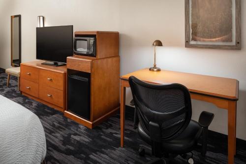 Fairfield Inn & Suites by Marriott Visalia Tulare - image 13