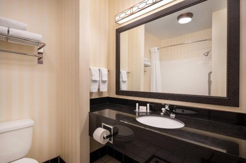 Fairfield Inn & Suites by Marriott Visalia Tulare - image 9