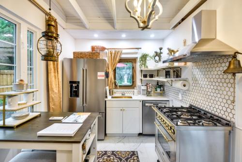 New Smyrna Beach Cottage about 1 Mi to Downtown! in New Smyrna Beach, USA