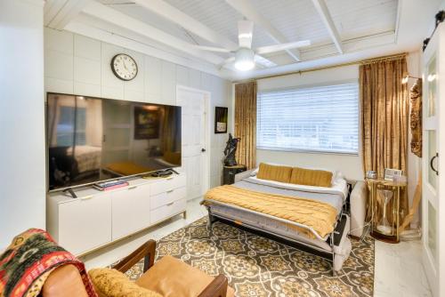New Smyrna Beach Cottage about 1 Mi to Downtown! in New Smyrna Beach, USA