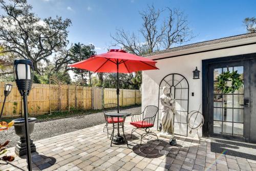 New Smyrna Beach Cottage about 1 Mi to Downtown!