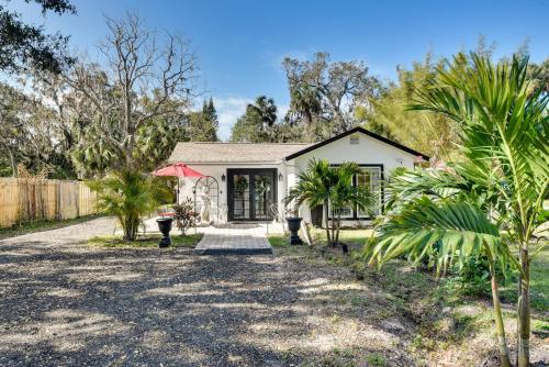 New Smyrna Beach Cottage about 1 Mi to Downtown!