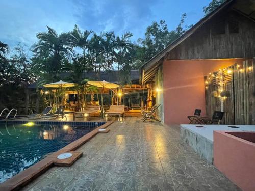 Bamboo Hideaway, Bungalows with Pool and Kitchen in Ao Pai