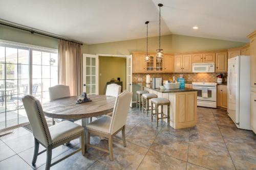 Stunning Lake Hamilton Getaway with Hot Tub! in Hot Springs, USA