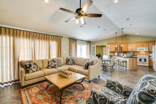 Stunning Lake Hamilton Getaway with Hot Tub! in Hot Springs, USA