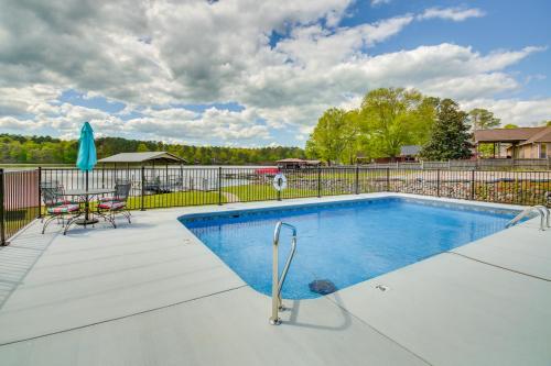 Stunning Lake Hamilton Getaway with Hot Tub! in Hot Springs, USA
